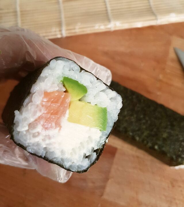 SAUMONS-NOUS
(saumon frais - cream cheese - avocat - oignons frits)