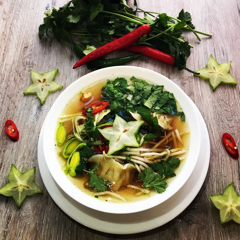 BULION AZJATYCKI, bulion wołowy z pierogami z kurczakiem i grzybkami mun