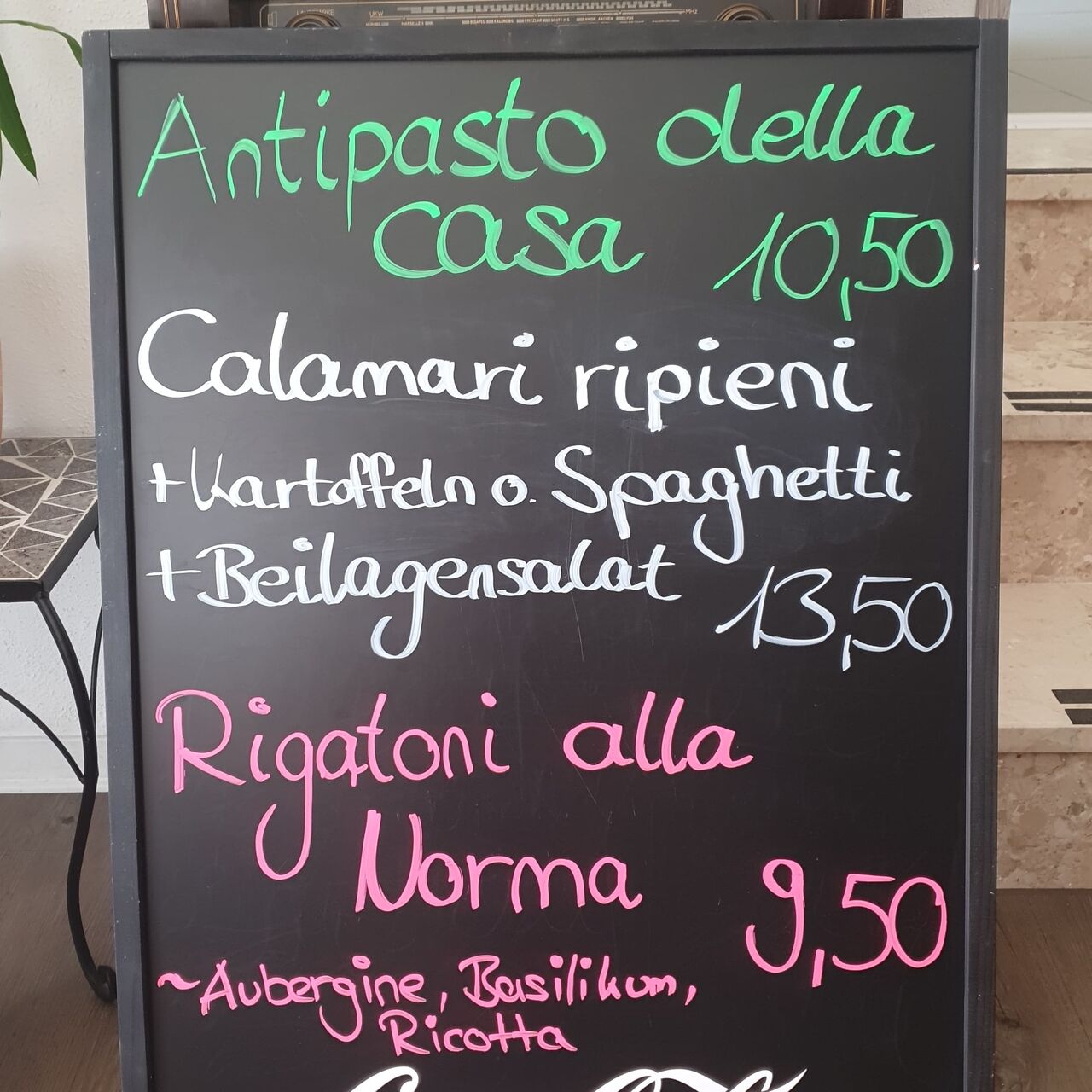 Unsere neue Tafel 😋
Ein tolles Antipasto
Lecker gefüllte Calamari
Rigatoni mit Aubergine, Ricotta und Basilikum