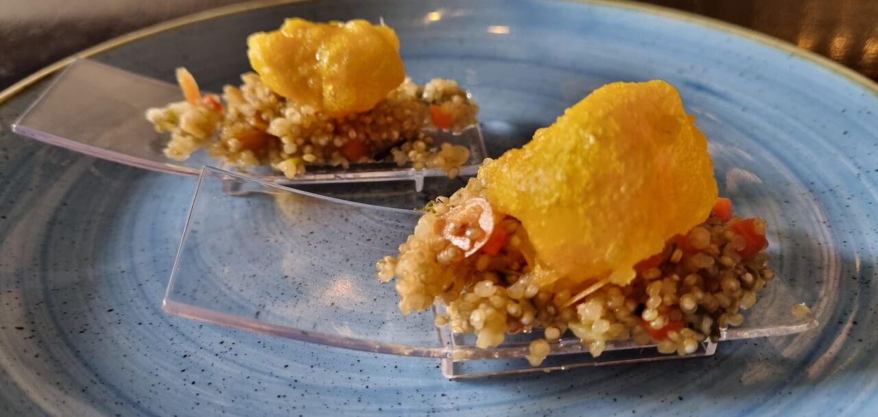 Quinoa mit Mandel und Käse in Tempura-Teig mit Honig