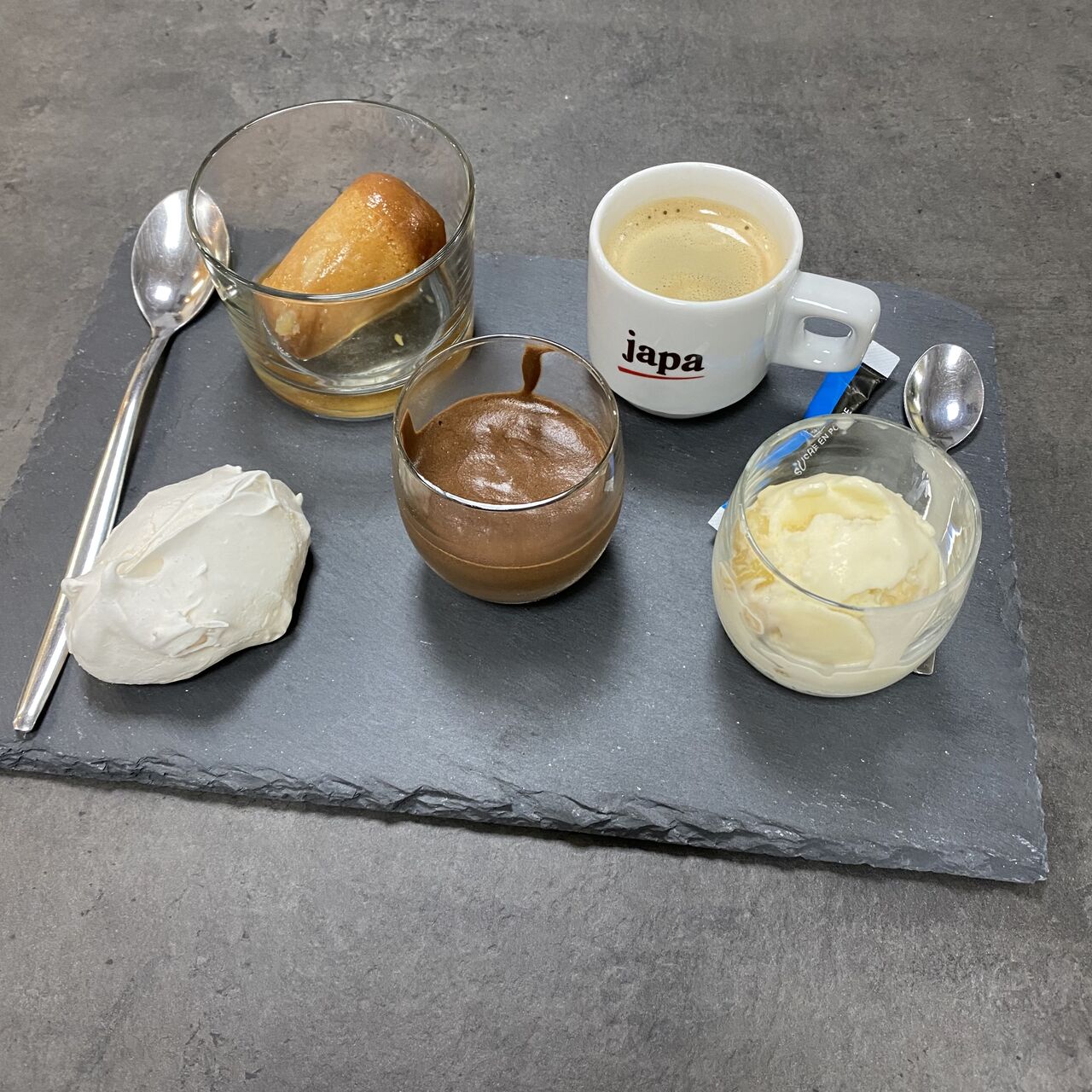 Café ou Thé gourmand:
Assortiment de mignardises pouvant varier