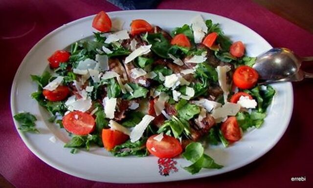 SECRETO IBERICO RUCULA CHERRY Y QUESO PARMESANO