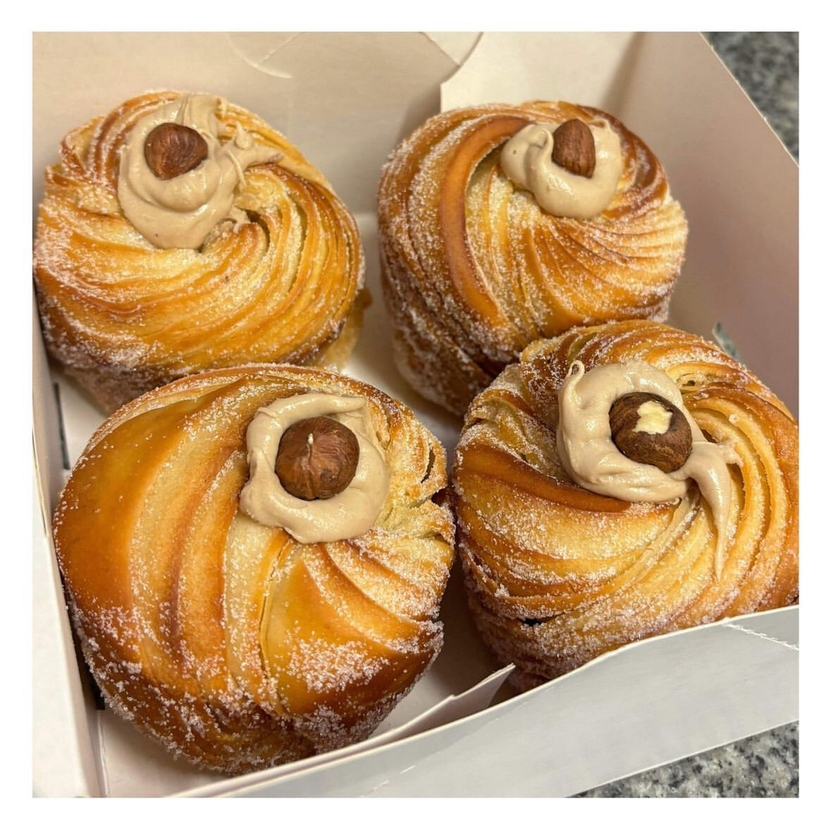 CRUFFIN FOURRÉ A LA CREME BUENO