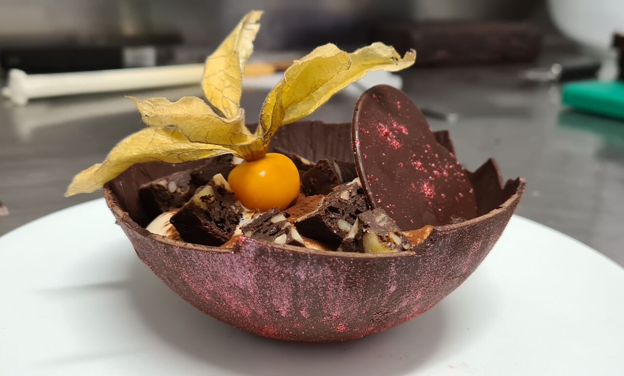 Commande sans gluten sans œuf, et sans laitage Mousse tiramisu brownies noix noisettes, et dés de poires, dans son nid chocolat