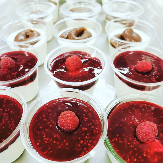 Fromage blanc fermier, coulis de framboises maison et framboise fraîche