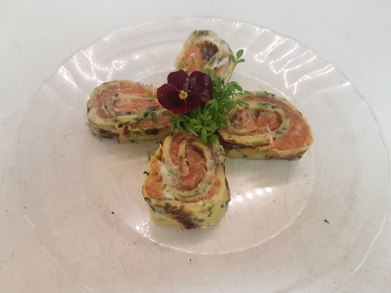 Kräuterpfannkuchen mit hausgebeiztem Lachs