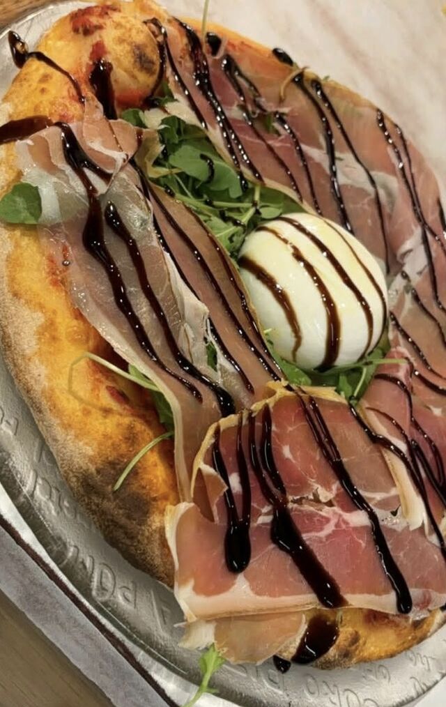 Pizza parma avec burrata