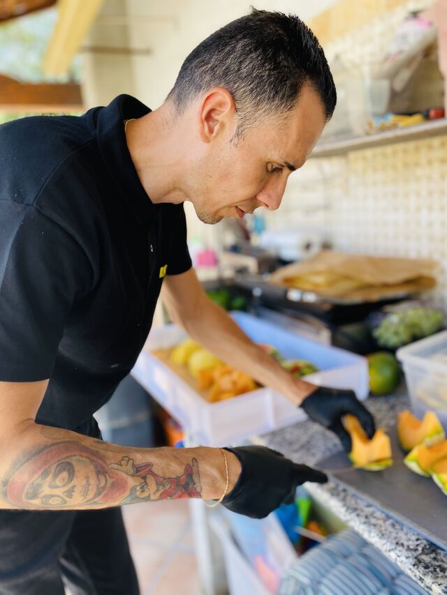 Le chef en pleine préparation à votre domicile