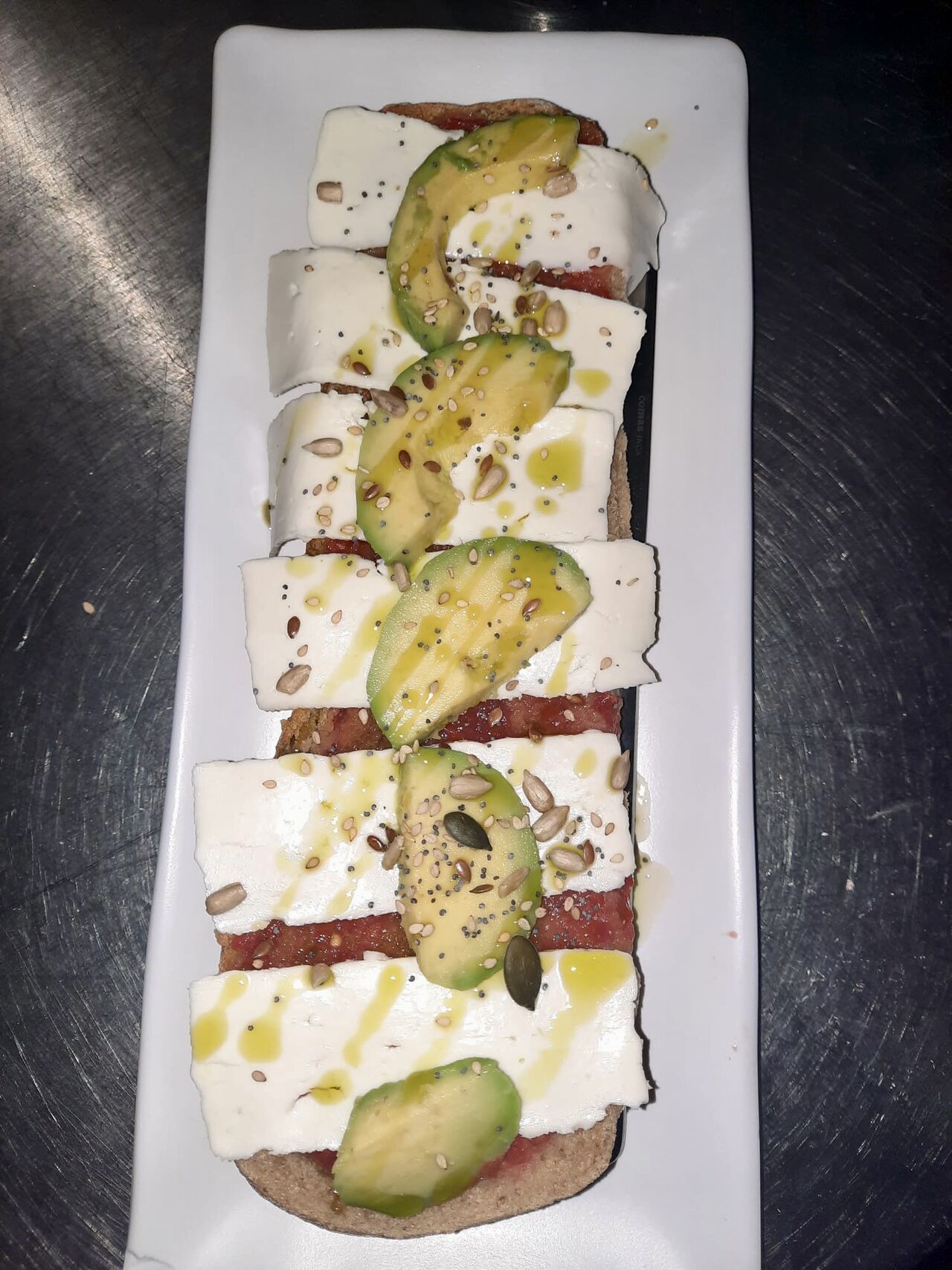 Tostada de Queso Fresco, Aguacate y Semillas