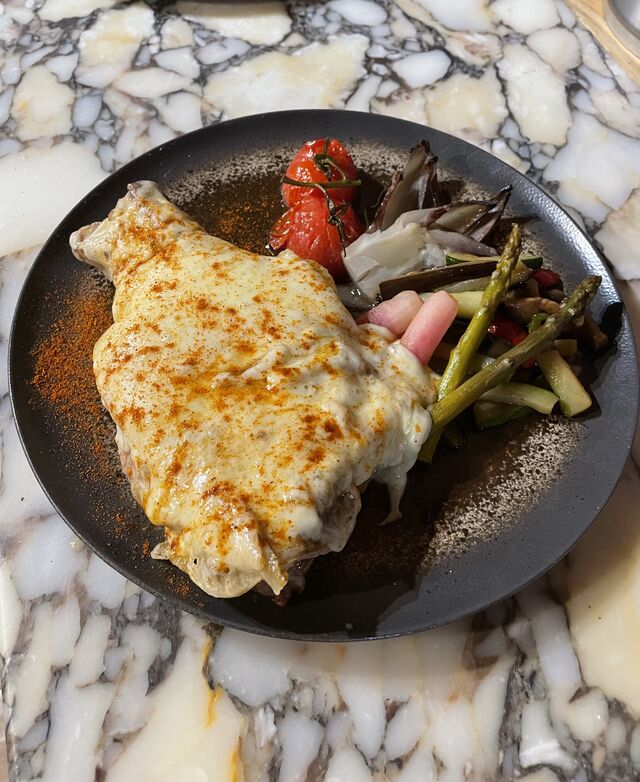 CÔTÉ DE VEAU GRATINÉE À LA TOME DE VACHE 