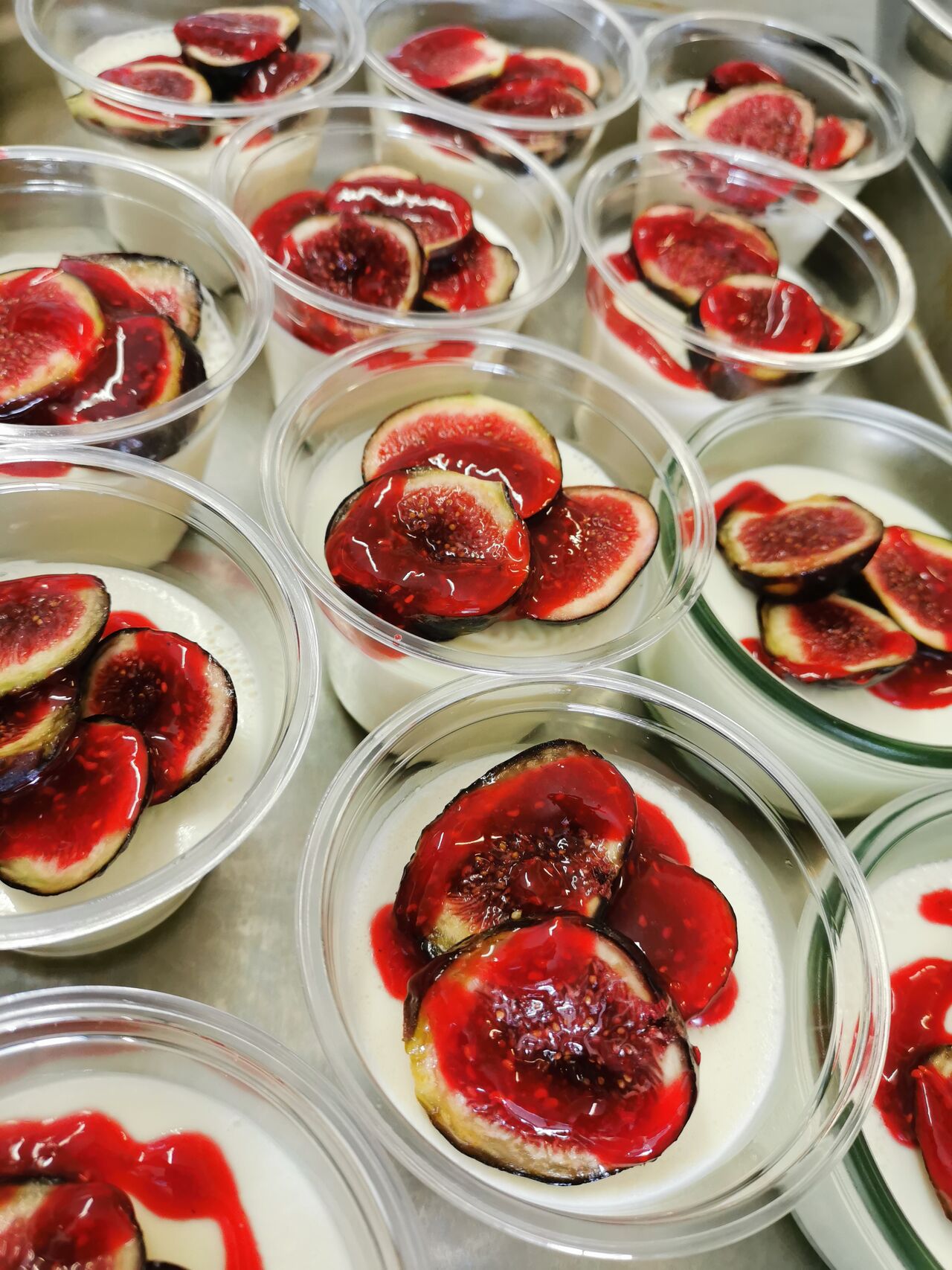 Panna cotta aux figues et fruits rouges