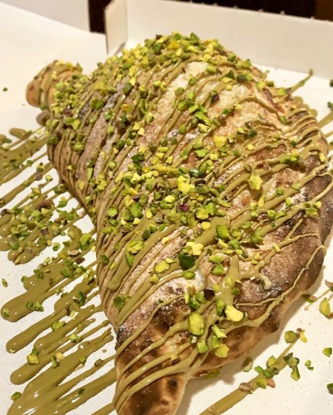 Calzone recheio de Nutella, topping Pistacchio