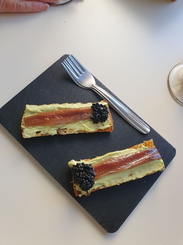 Tosta de aguacate con anchoa