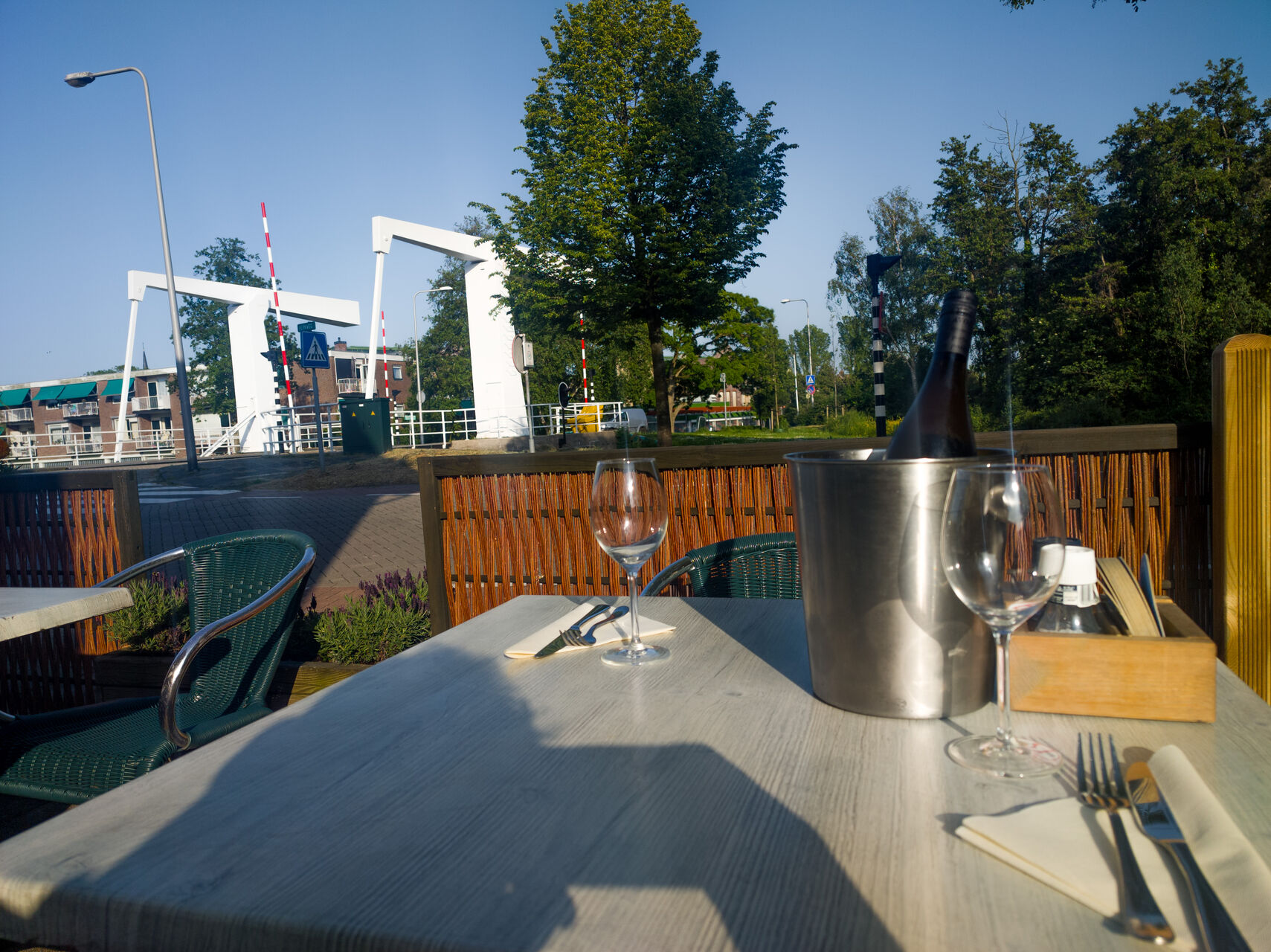 Genieten van de zomer op het terras van MiddenInn Maasland