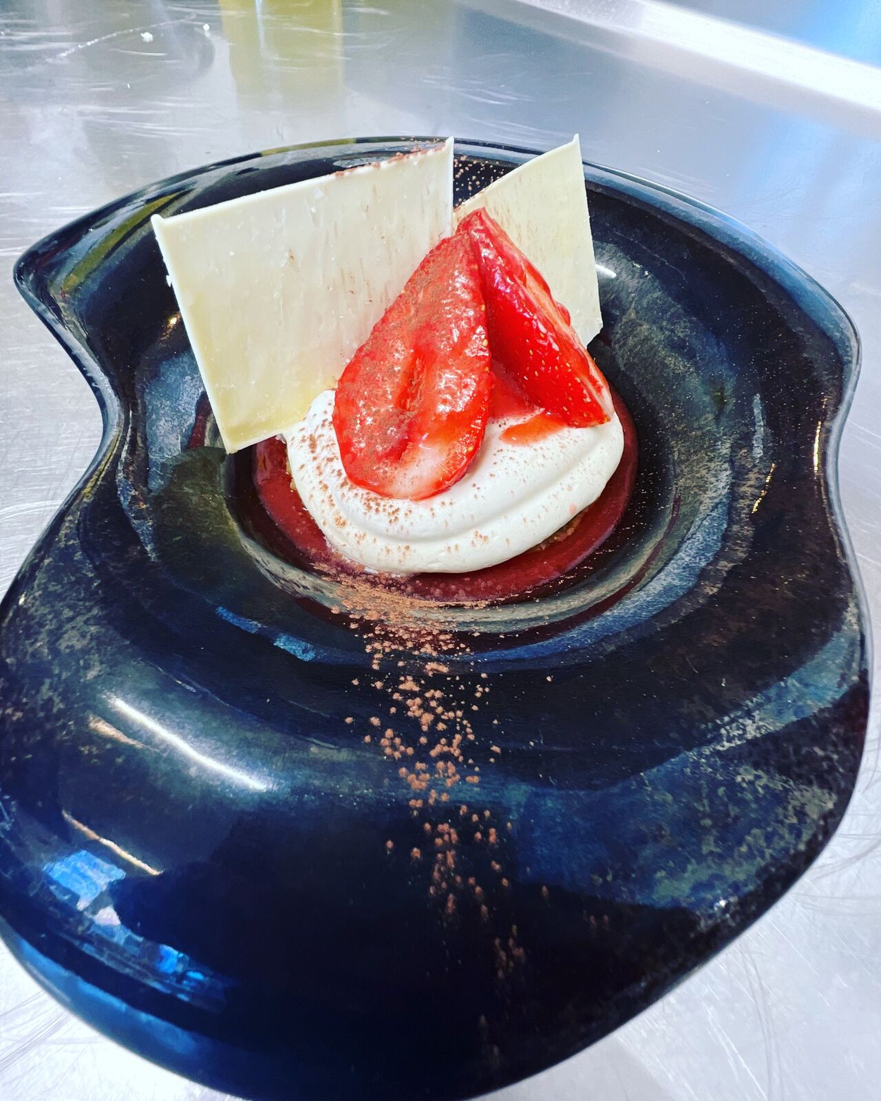 le palet de crumble, mousse chocolat blanc, fraises, coulis de fraise à la menthe poivrée