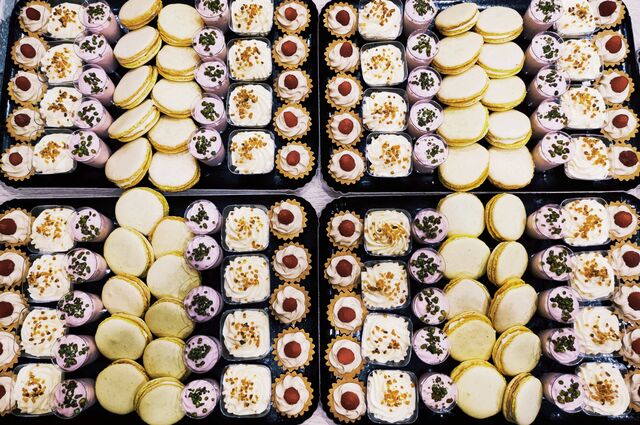 Tiramisu mirabelles-speculoos
Tartelette vanille-framboise
Macaron au citron
Verrine de framboise, éclats de pistache
