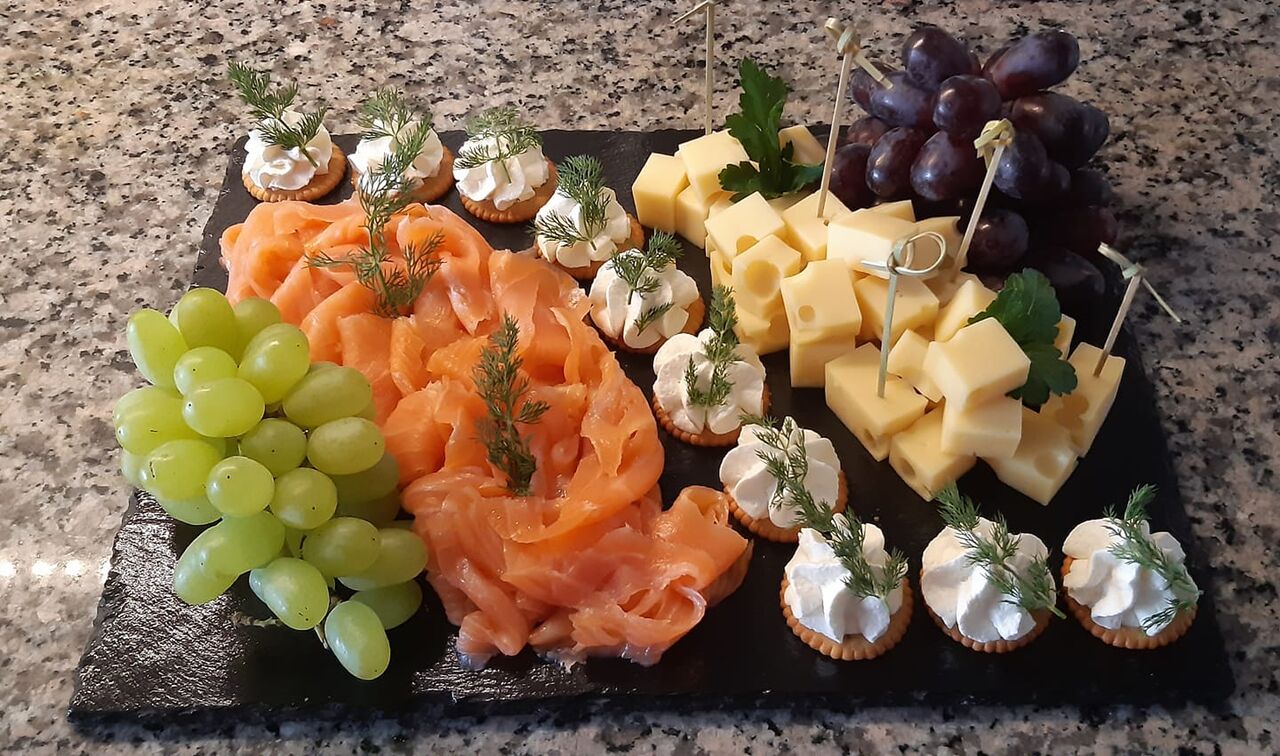 Kalte Platte bestehend aus hausgeräuchertem Lachs & Emmentalerwürfel und Trauben
