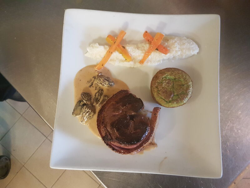 Tournedos de Magret de canard rôti au morilles purée de céleri et carottes glacé