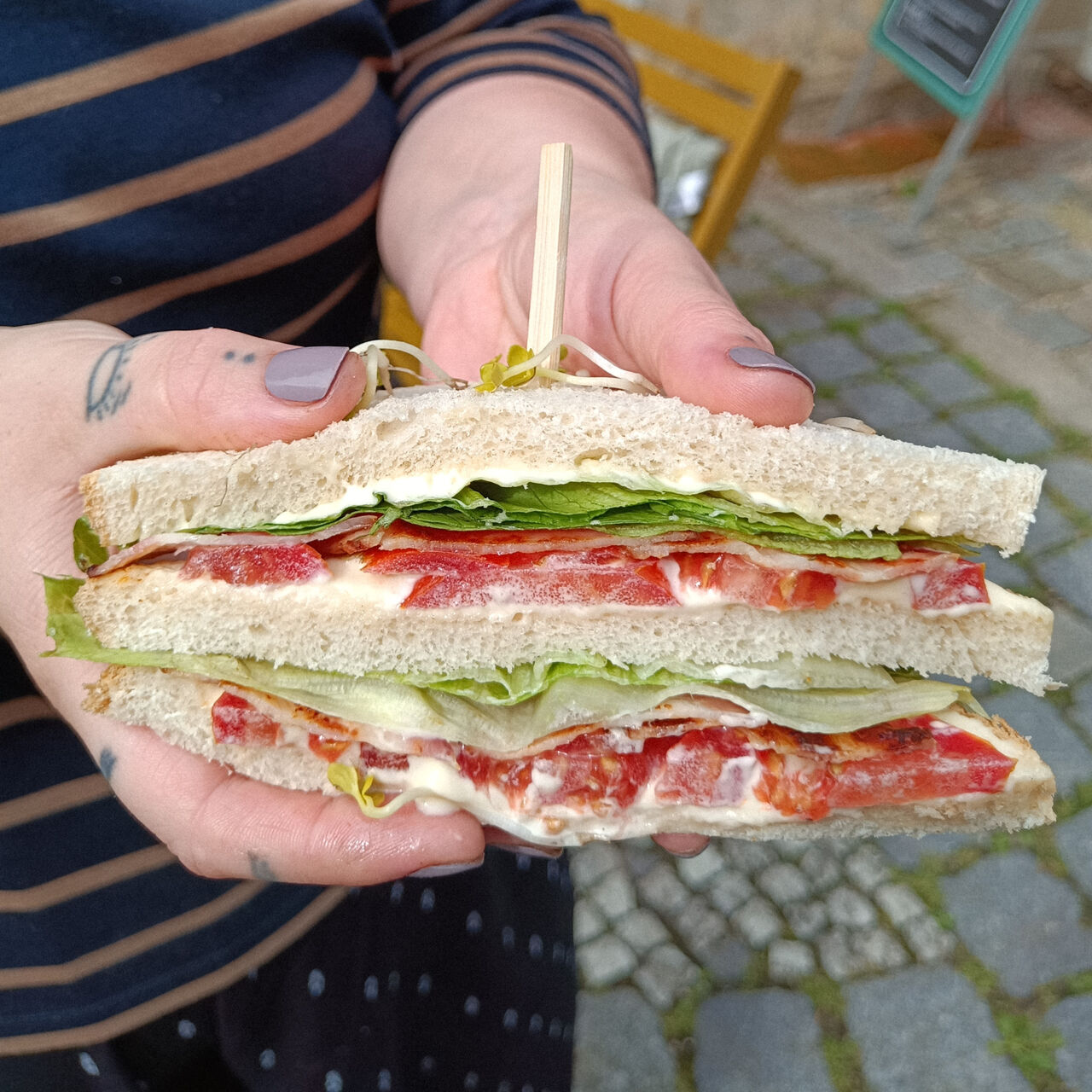 Sendvič se slaninou, rajčaty, majonézou a salátem