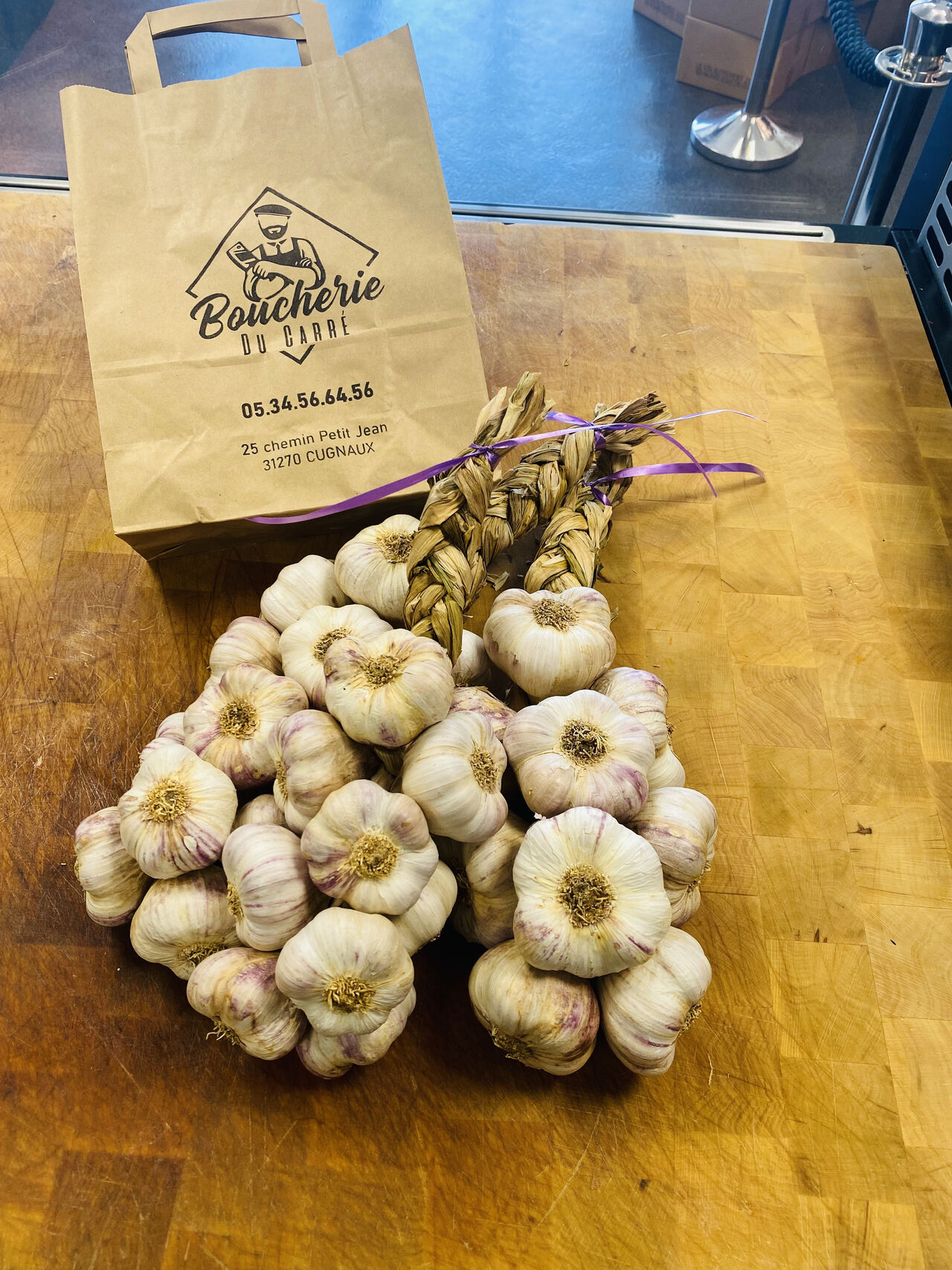 Nous vous proposons de l'ail violet de Cadours ( AOP) en tresses de 500g ou 1kg 