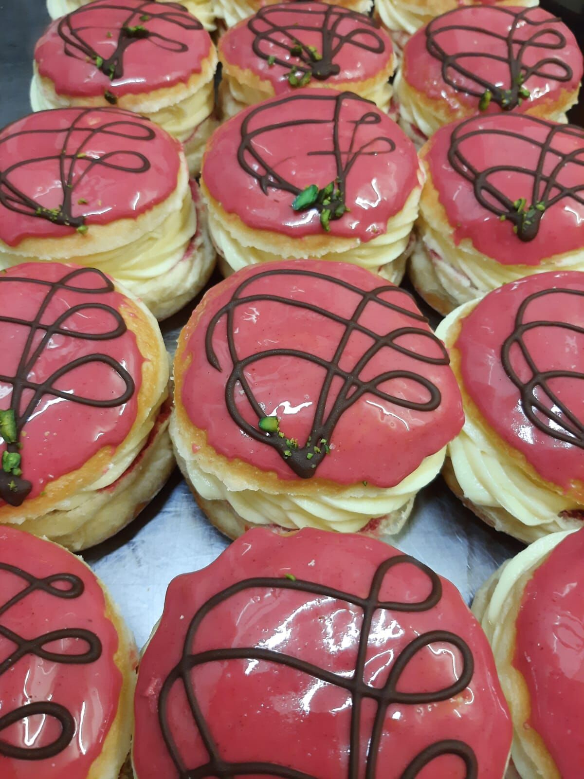 #17 Amarena Berliner mit Vanille und Amarenakirschen