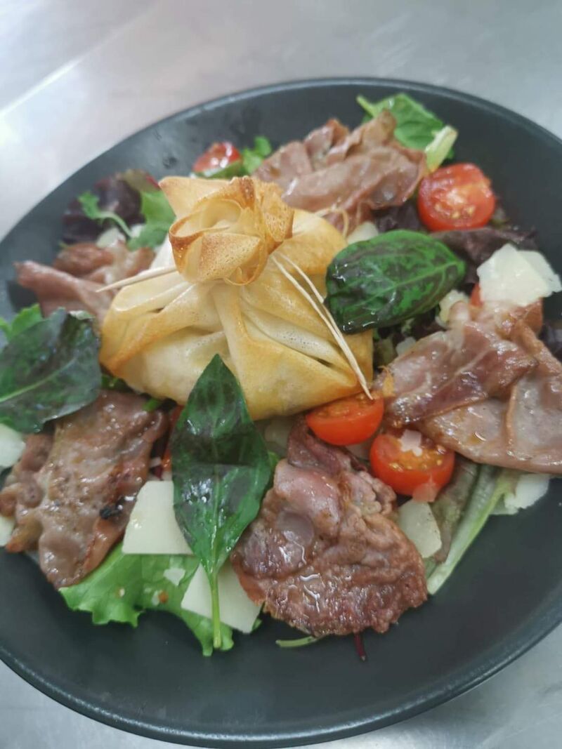 Salade de croustillant de chèvre, pancetta grillée. 