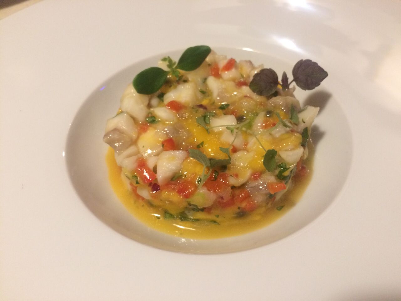 ceviche de daurade, mangues, poivrons, fruit de passion