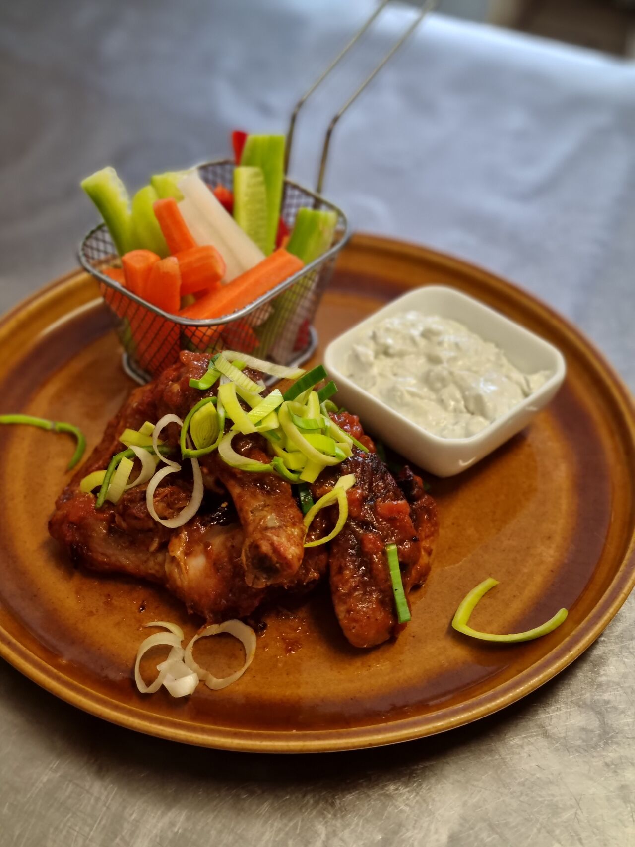 Pikantní kuřecí křídla s česnekovým dipem