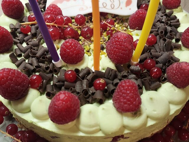 gateau d'anniversaire framboise et pistache