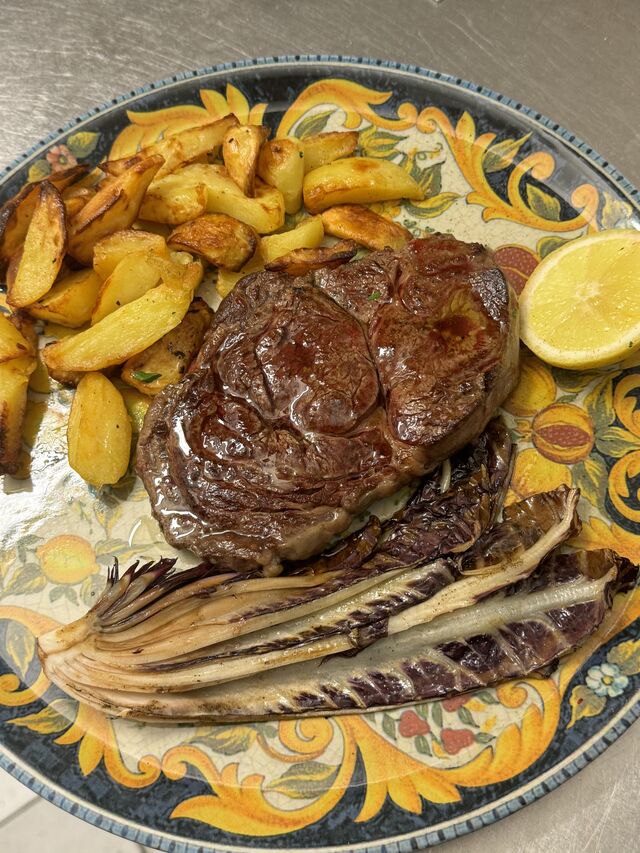 Rib eye steak s restovanou zeleninou