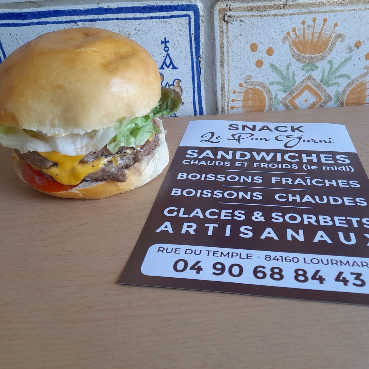 Notre nouveau burger au steak haché ou avec une galette végétarienne. 