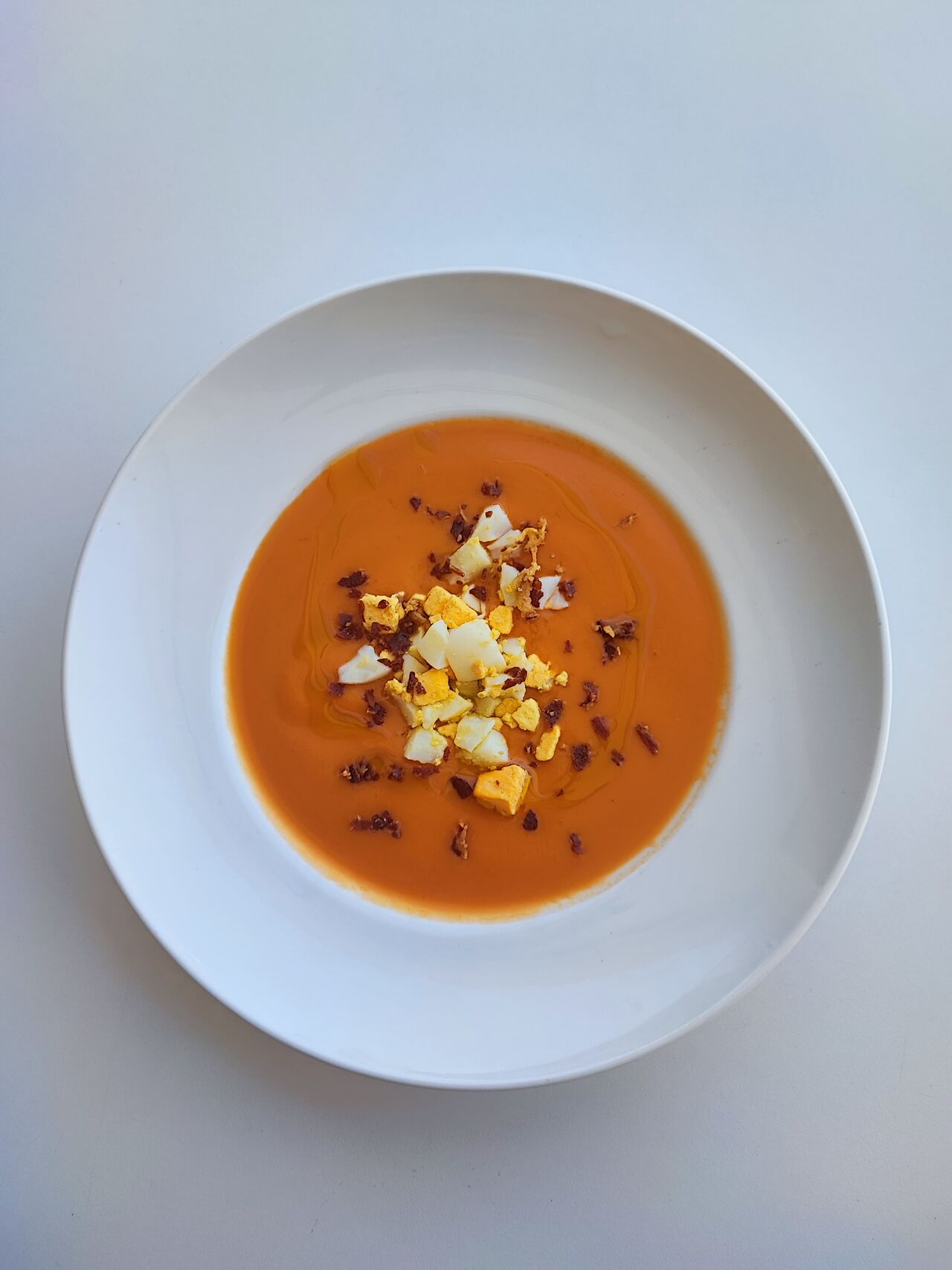 salmorejo con huevo cocido y virutas de paleta ibérica 