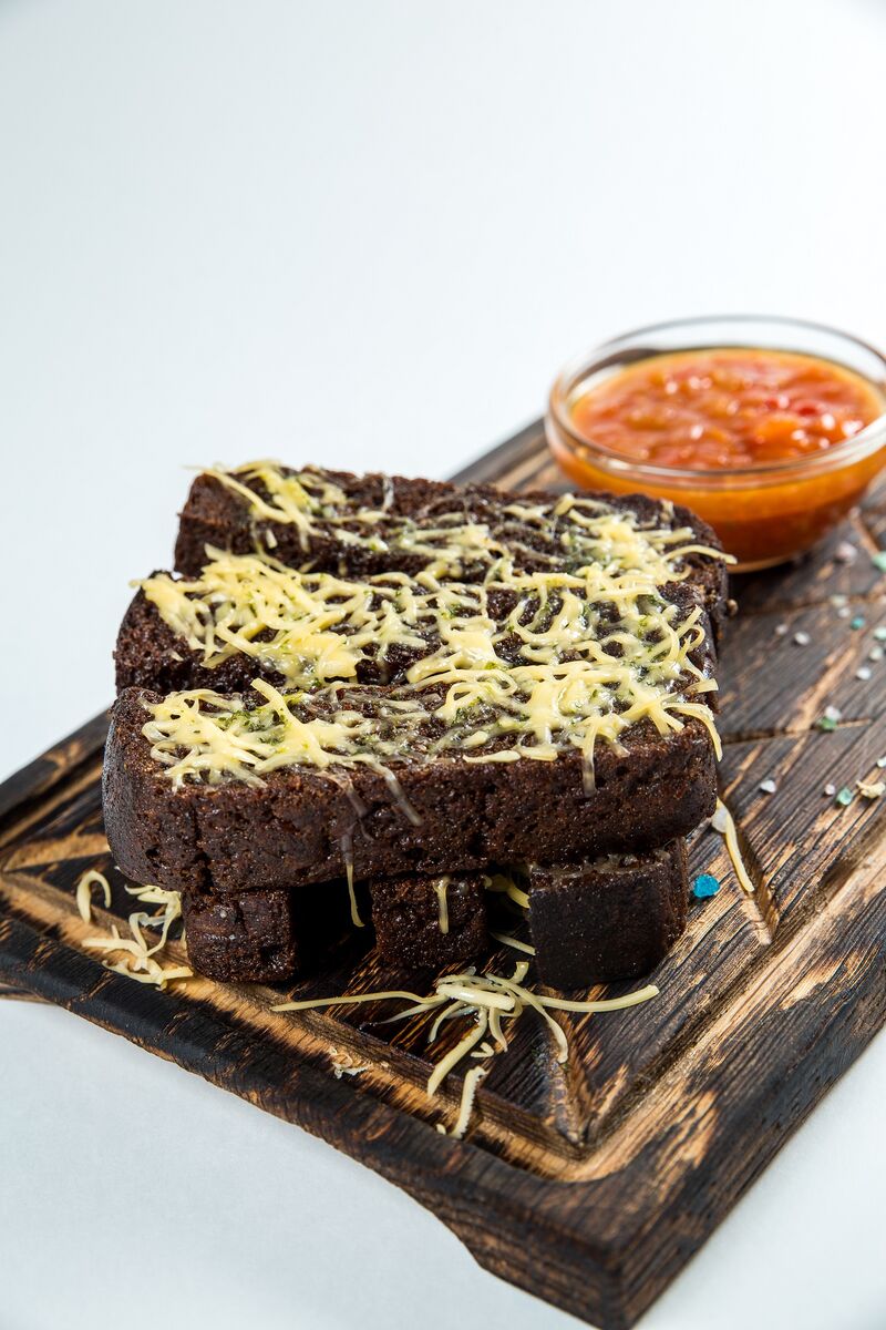 Грінки жітні з аджикою.