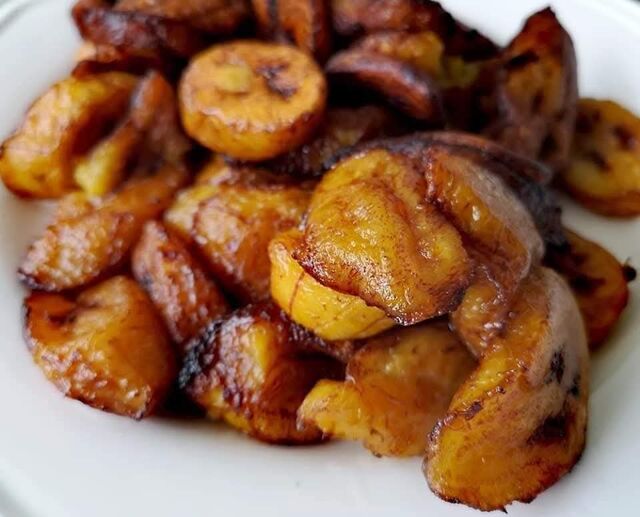Banane plantain émincée et frite. Recette traditionnelle de Côte d'Ivoire appréciée pour son côté sucré et moelleux.