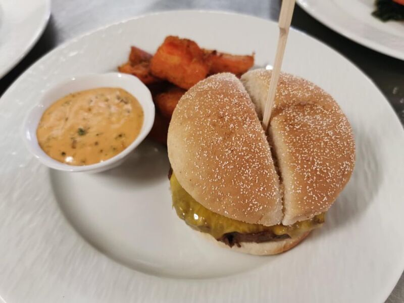 Hamburger maison, potatoes de patate douce