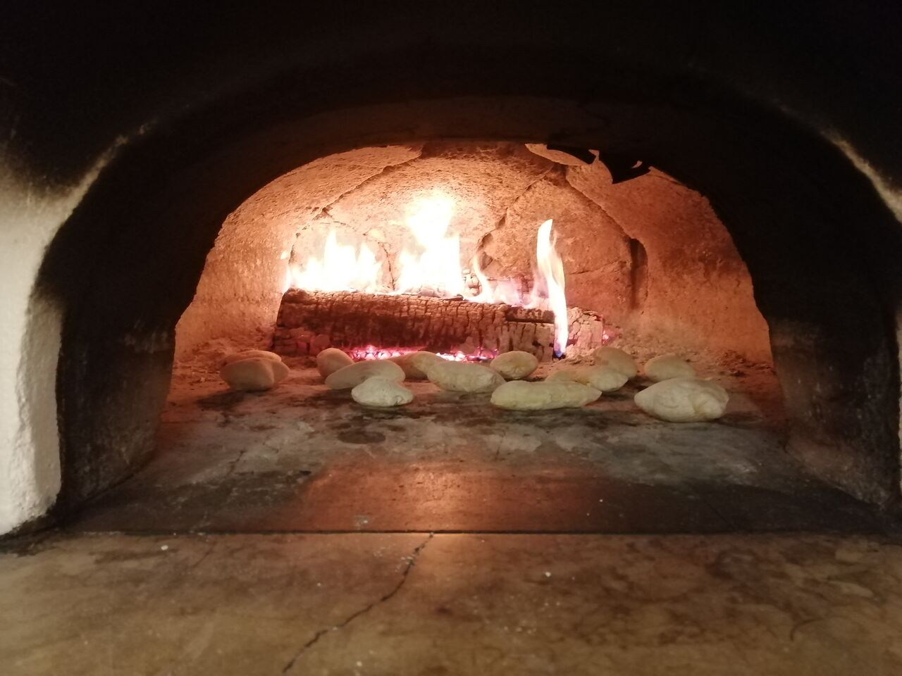 Notre spécialité: les Fouées
petits pains chauds cuits au feu de bois à déguster à volonté dans
notre menu Découverte.