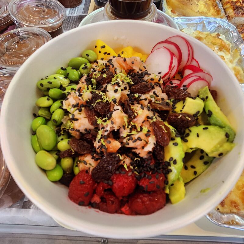 Poke bowl truite fumée