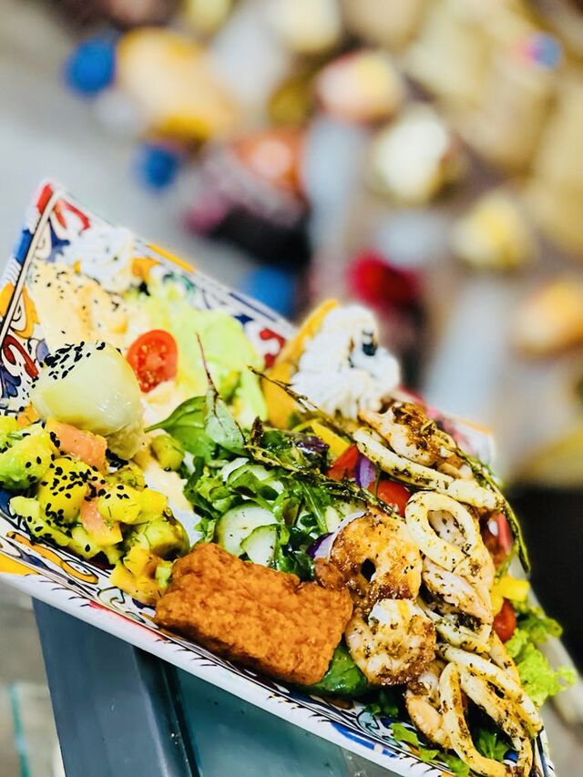 Ein Salat– Traum mit Calamari und Garnelen vom Lavastein, Artischocken, Ziegenkäse, Avocado, Kirschtomaten und schwarzen Oliven.