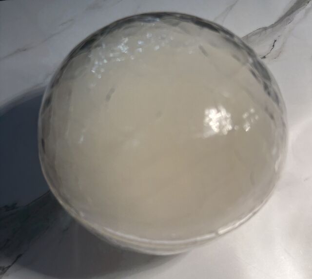  Bacalao con salsa kimchi de salmorejo canario envuelto en una esfera ahumada