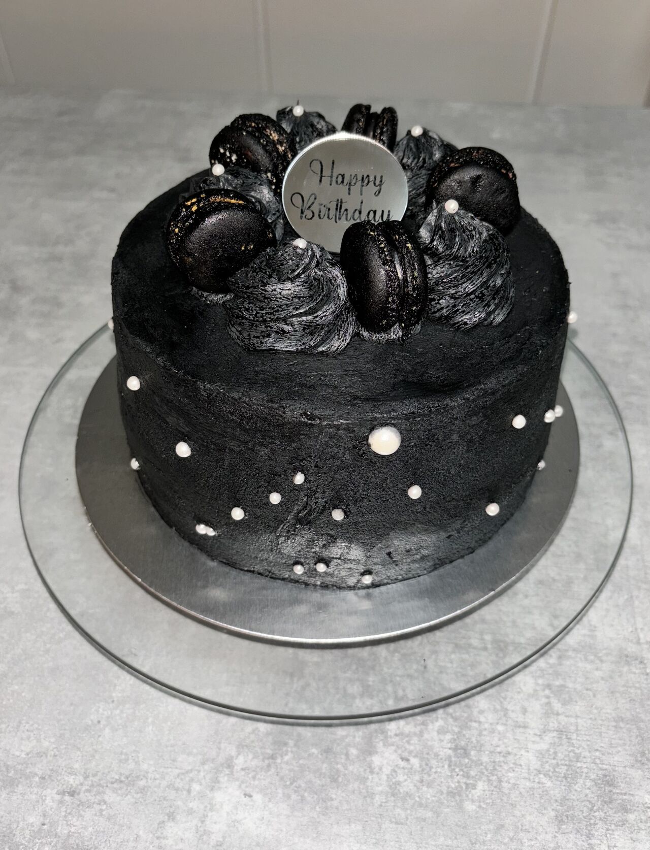 Special Torte schwarz : Vanille-Creme , frische Erdbeeren und gebrannte Mandeln