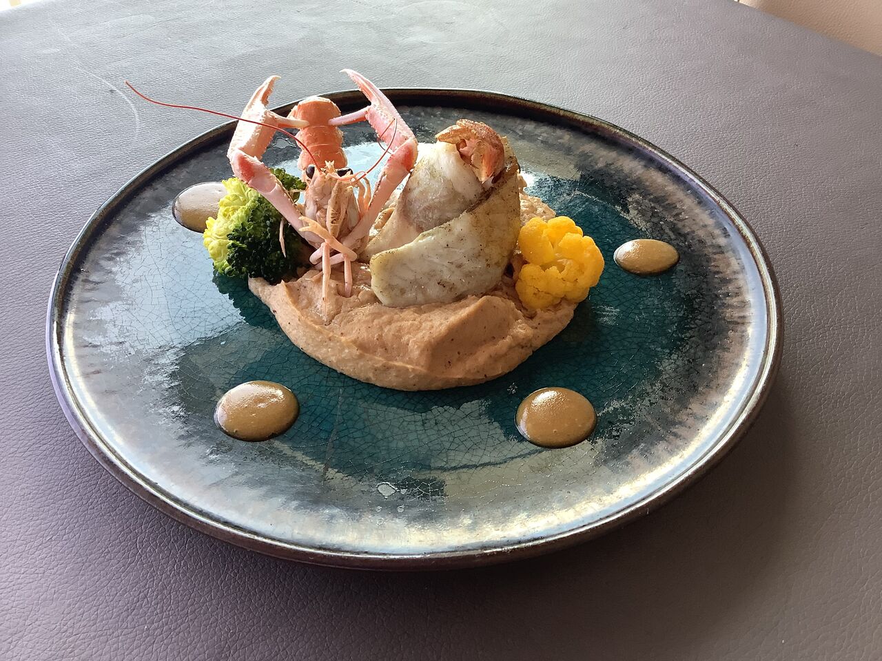 Duo de filet de bar langoustines rôties sauce sashimi Purée de chou fleurs fumée
