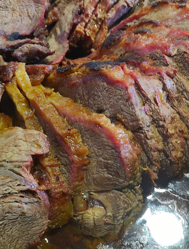 Suculenta carne de vitela assada no forno de lenha