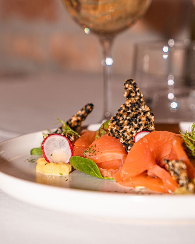 Salmone marinato con cialda di sesamo e crema di porri 