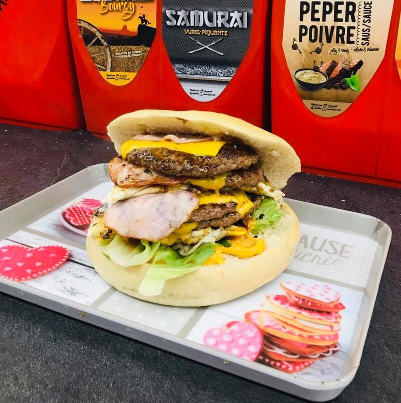 HUMER XXL
4 steaks, 4 cheddars, 4 bacons, 2 œufs, sauce au choix, salade, tomate, oignon