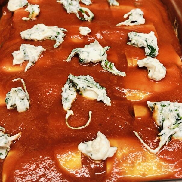 Cannelloni gevuld met ricotta, Parmezaan en bladspinazie. Overgoten met een zachte coulis van tomaat.