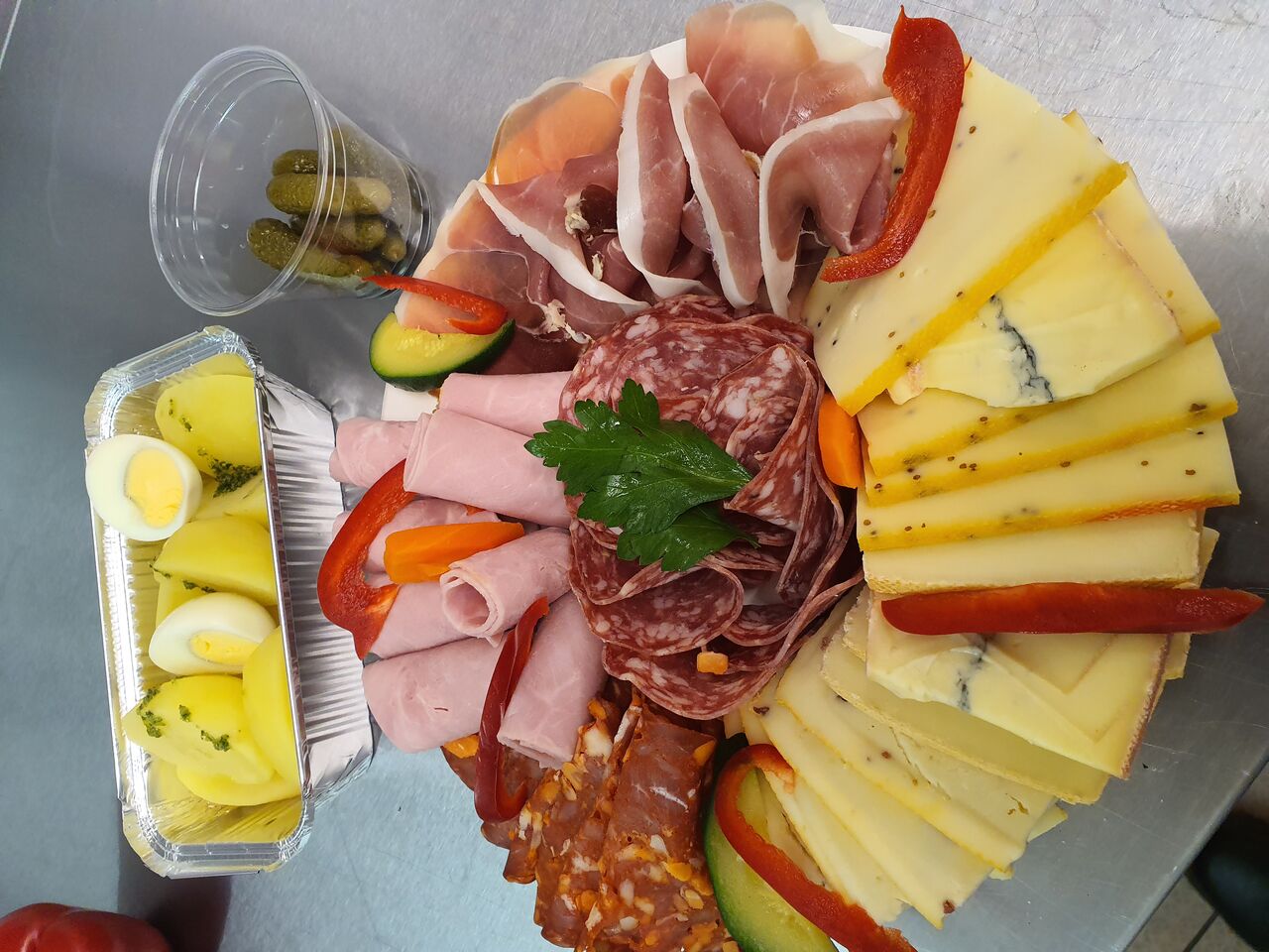 Assiette plateau raclette 14 euro p pers
Photo = 2 personnes