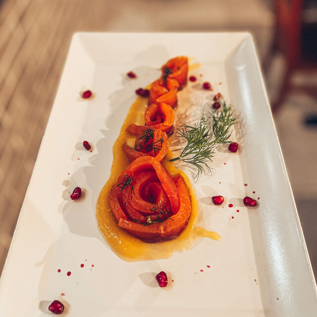 Hausgebeizter Lachs auf Mangocreme