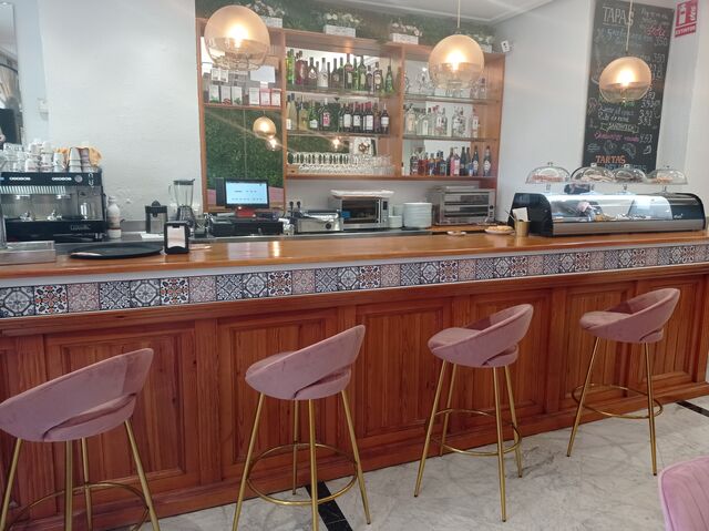 Barra para tomar cervecitas y tapitas acompañados de aceitunas y un ambiente muy cálido.