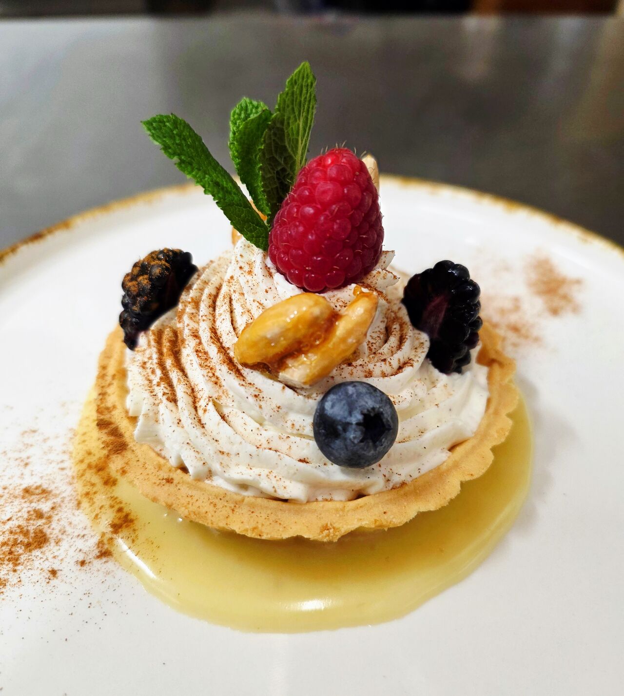 Mandlový koláč, mandlový krém z bílé čokolády, mandle v karamelu 