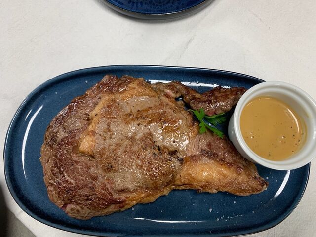 Entrecôte Charolaise sauce poivre accompagnée de frites et salade